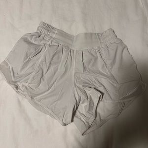 Lululemon hotty hot low rise 2.5 shorts